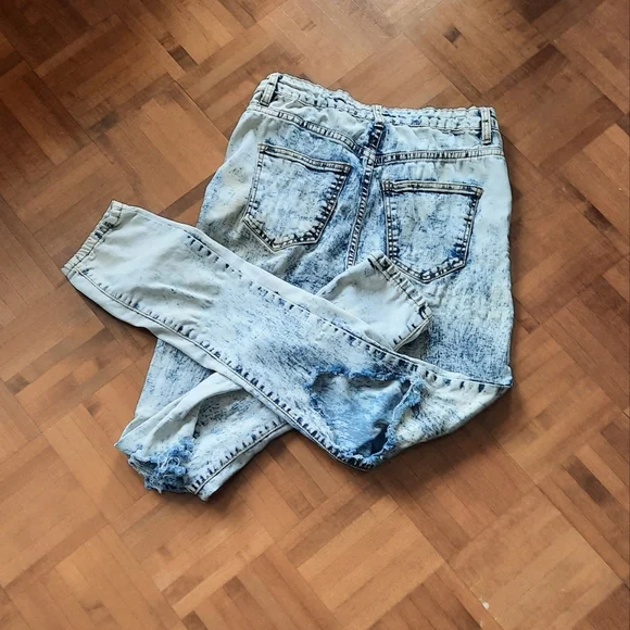 Distressed Jeans - Picture 2 of 4